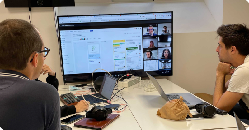 Work-Together-Image-Computer People looking at a computer screen